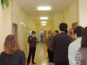 ㈱インターテック熊本事業所で説明する山田所長