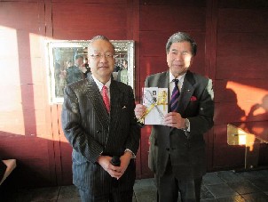 齋藤  代表理事・会長から蒲島  熊本県知事に目録贈呈